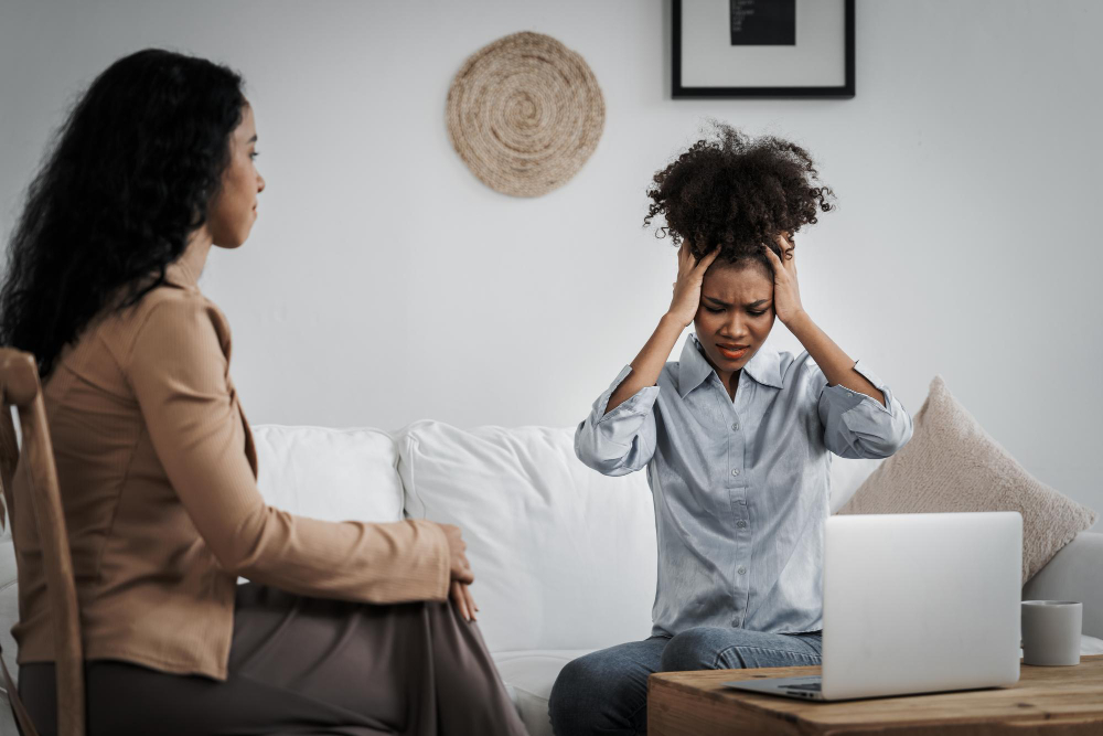 Photo sad ptsd woman patient in crucial therapy for mental health with psychologist depression or grief after life failure frustrated trauma young woman talking to a psychologist about emotion in clinic